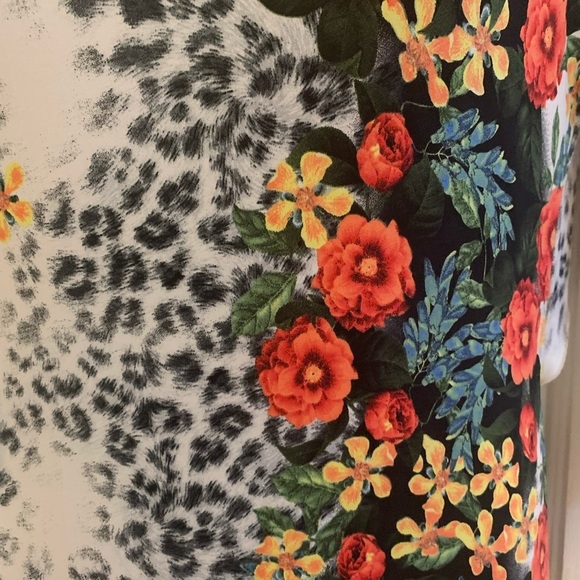 ⭐️⭐️ 2/$35 Floral Print Back Cut Out Dress - Picture 2 of 6